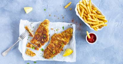 Wiener Schnitzel von oben fotografiert, daneben Pommes Frites