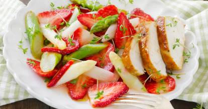 Erdbeer-Spargel-Salat mit Hähnchenbrust