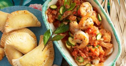 Kreolisches Garnelen-Ratatouille und Hähnchen-Empanadas