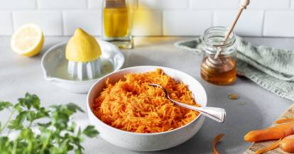 Geraspelte Möhren in einer weißen Schale