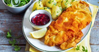Wiener Schnitzel mit Petersilienkartoffeln und grünem Salat
