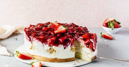 Erdbeer-Sahne-Torte mit frischen Erdbeeren in Schale