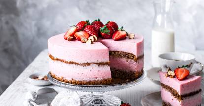 Erdbeer-Buttermilch-Torte mit Haselnüssen