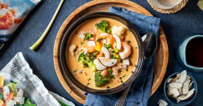 Leichte Kokossuppe mit Garnelen