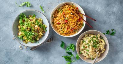 Verschiedene Nudelsalate in drei Schüsseln