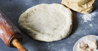 pizzateig auf grauem Untergrund