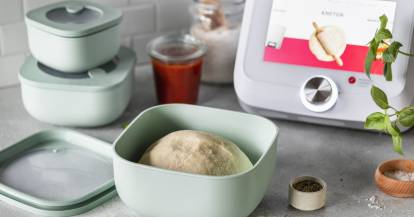 Pizzateig in einer Frischhaltedose