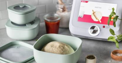Pizzateig in einer Frischhaltedose