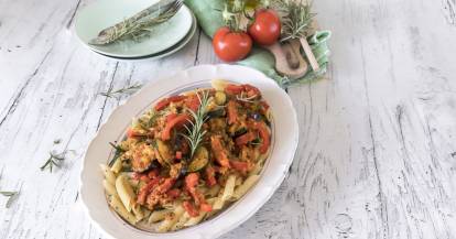 Ratatouille mit Nudeln auf einem hellen Teller