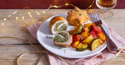 Ratatouille mit Hähnchenrouladen und Scones auf einem weißen Teller