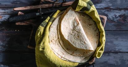 Tortillas auf einem Küchenhandtuch auf dunklem Untergund