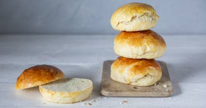 Vier Burger Buns vor hellem Hintergrund