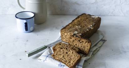 Dinkelbrot angeschnitten auf hellem Untergrund