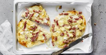 Drei Stücke Flammkuchen von oben fotografiert