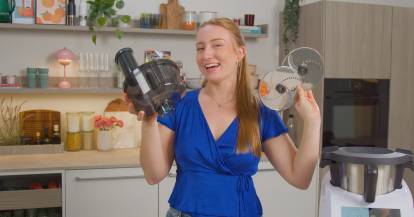 Frau mit blauem Oberteil hält den Wunderslicer® in der Hand