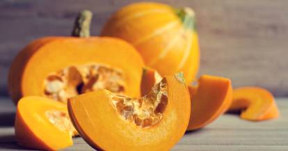 Ein aufgeschnittener Hokkaido-Kürbis