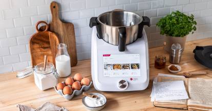 Der Monsieur Cuisine auf einer Arbeitsplatte, daneben Zutaten zum Backen