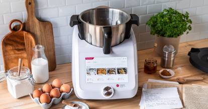 Der Monsieur Cuisine auf einer Arbeitsplatte, daneben Zutaten zum Backen