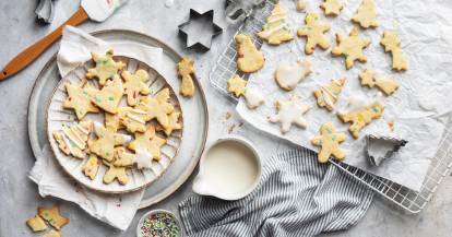 Plätzchen auf einem Teller und einem Gitter von oben fotografiert