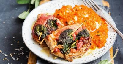 Saltimbocca a la Romana mit Risotto auf einem weißen Teller