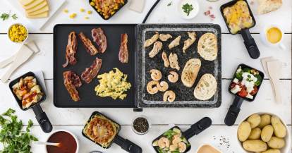 Raclette mit verschiedenen Zutaten, von oben fotografiert