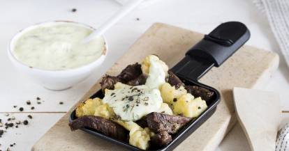 Raclette-Pfännchen mit Rindfleisch und Kräutercreme