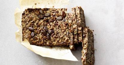 Eiweißbrot von oben fotografiert, angeschnitten auf einem Stück Butterbrotpapier