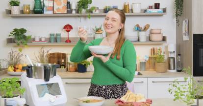 Isy hält Schüssel mit Pizzasuppe in der Hand