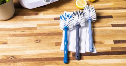 Drei Bürsten liegen auf der Arbeitsplatte vor dem Monsieur Cuisine