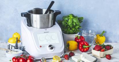 Der Monsieur Cuisine inmitten von Gemüse