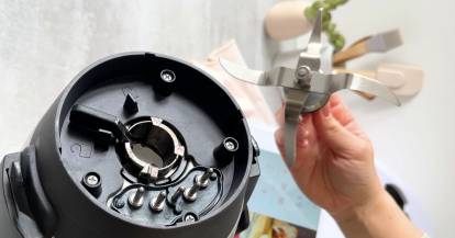 Eine Hand hält das Messer des Monsieur Cuisine