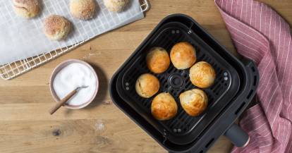 Quarkbällchen im Airfryer und auf einem Rost von oben fotografiert