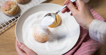 Quarkbällchen in Zucker wälzen