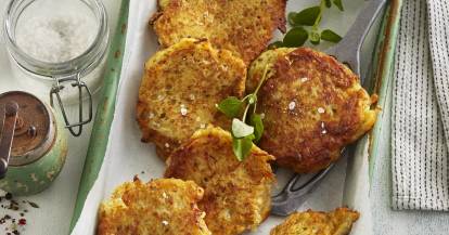 Kleine Kartoffelpuffer auf einem Teller, von oben fotografiert