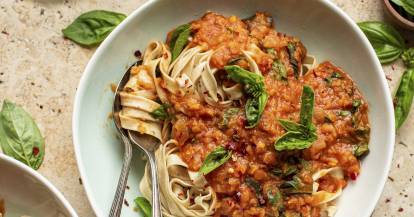 Vegane Linsen-Bolognese mit Tagliatelle von oben fotografiert