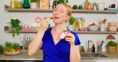 Isy isst ein Brot mit Erdbeer-Marmelade