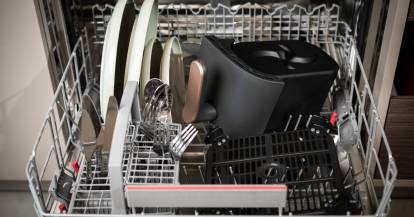 Die Schale des Airfryers in der Spülmaschine