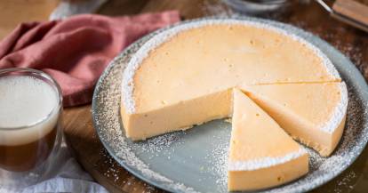 Käsekuchen aus dem Dampfgaraufsatz, angeschnitten