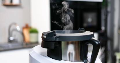 Dampf steigt aus dem Topf des Monsieur Cuisine auf