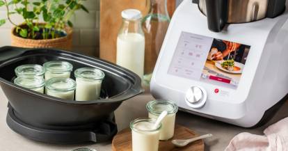 Joghurtgläser im Dampfgaraufsatz des Monsieur Cuisine