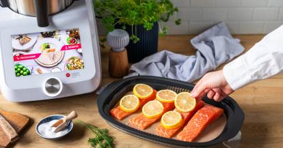 Mehrere Lachsfilets im Dampfgaraufsatz des Monsieur Cuisine