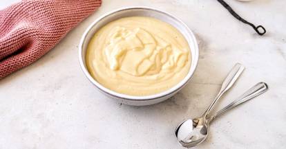 Vanillepudding in einer hellen Schale von oben fotografiert