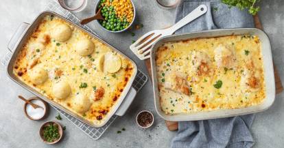 Zwei Schalen mit Auflauf von oben fotografiert