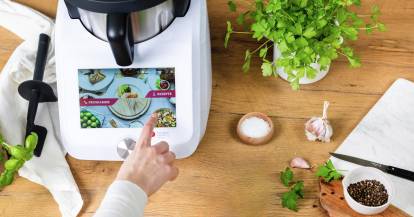 Der Monsieur Cuisine, eine Hand nimmt Einstellungen am Display vor