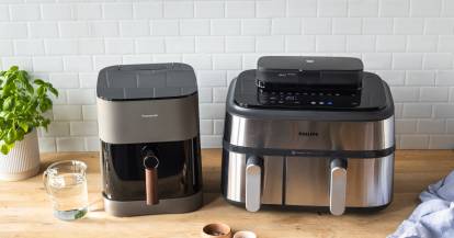 Airfryer mit Steam von Panasonic und Philips auf einer Arbeitsplatte aus Holz