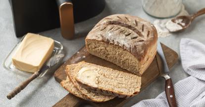 Dinkel-Joghurtkruste angeschnitten auf einem Brett vor dem Airfryer