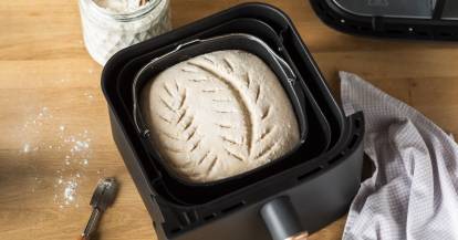 Brotlaib im Garkorb des Airfryers von oben fotografiert
