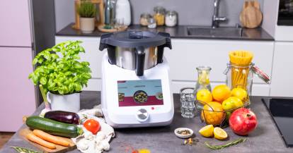 Monsieur Cuisine umgeben von Gemüse und Obst