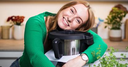 Eine Frau lächelt und umarmt den Monsieur Cuisine