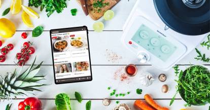 Monsieur Cuisine von oben, daneben ein Tablet mit ZauberMix